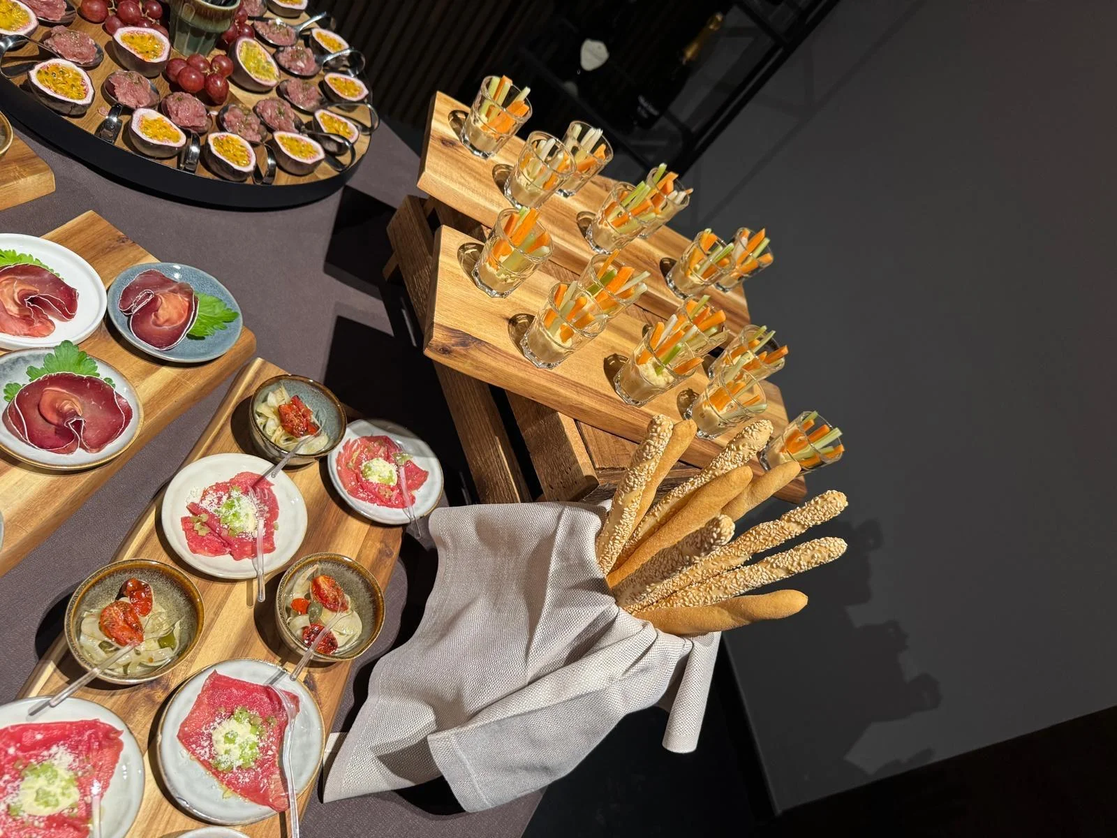Buffet di carpacci e grissini per un evento Buffet di carpacci e grissini per un evento