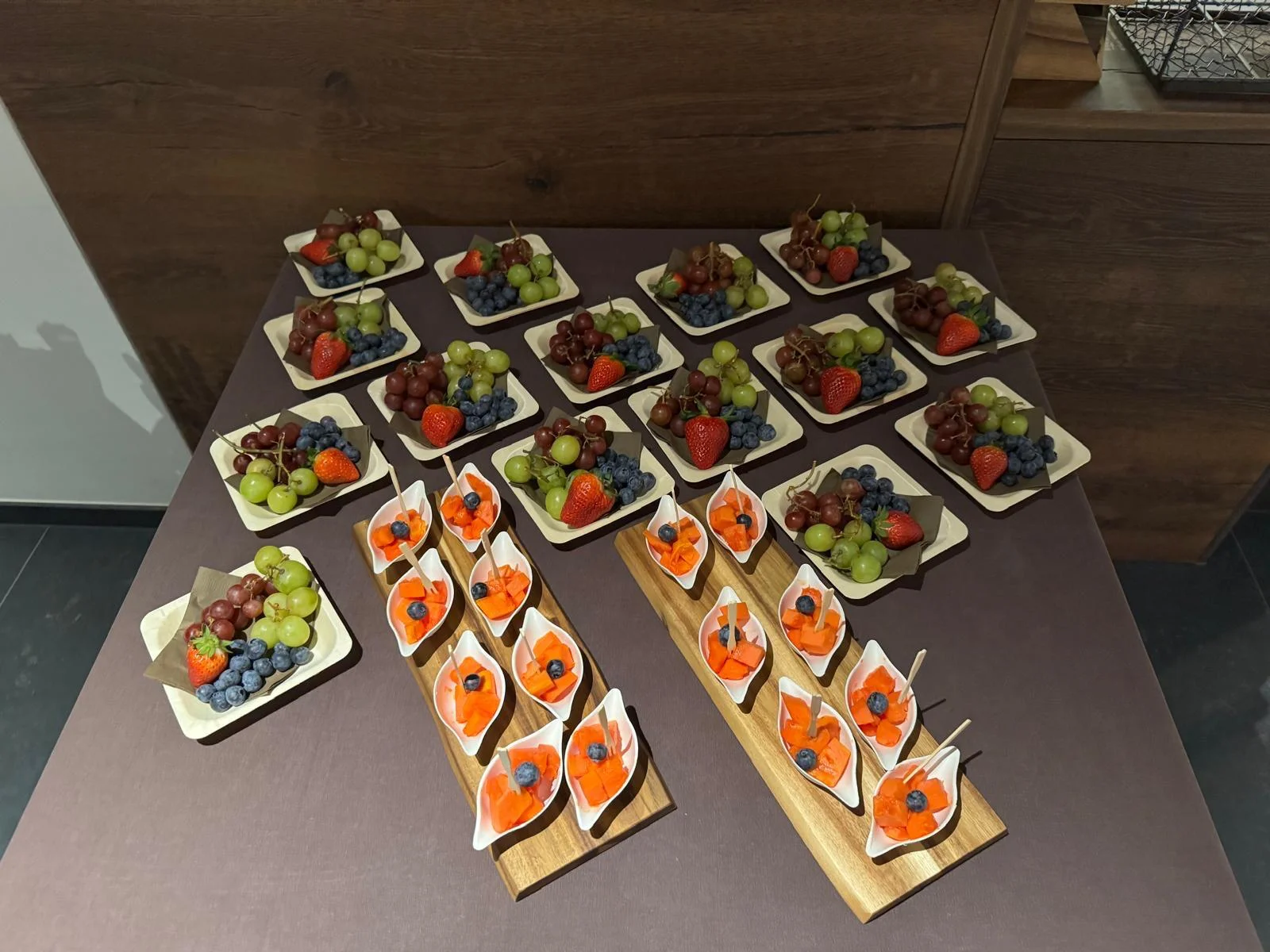 Buffet con finger food di salmone e frutta Buffet con finger food di salmone e frutta