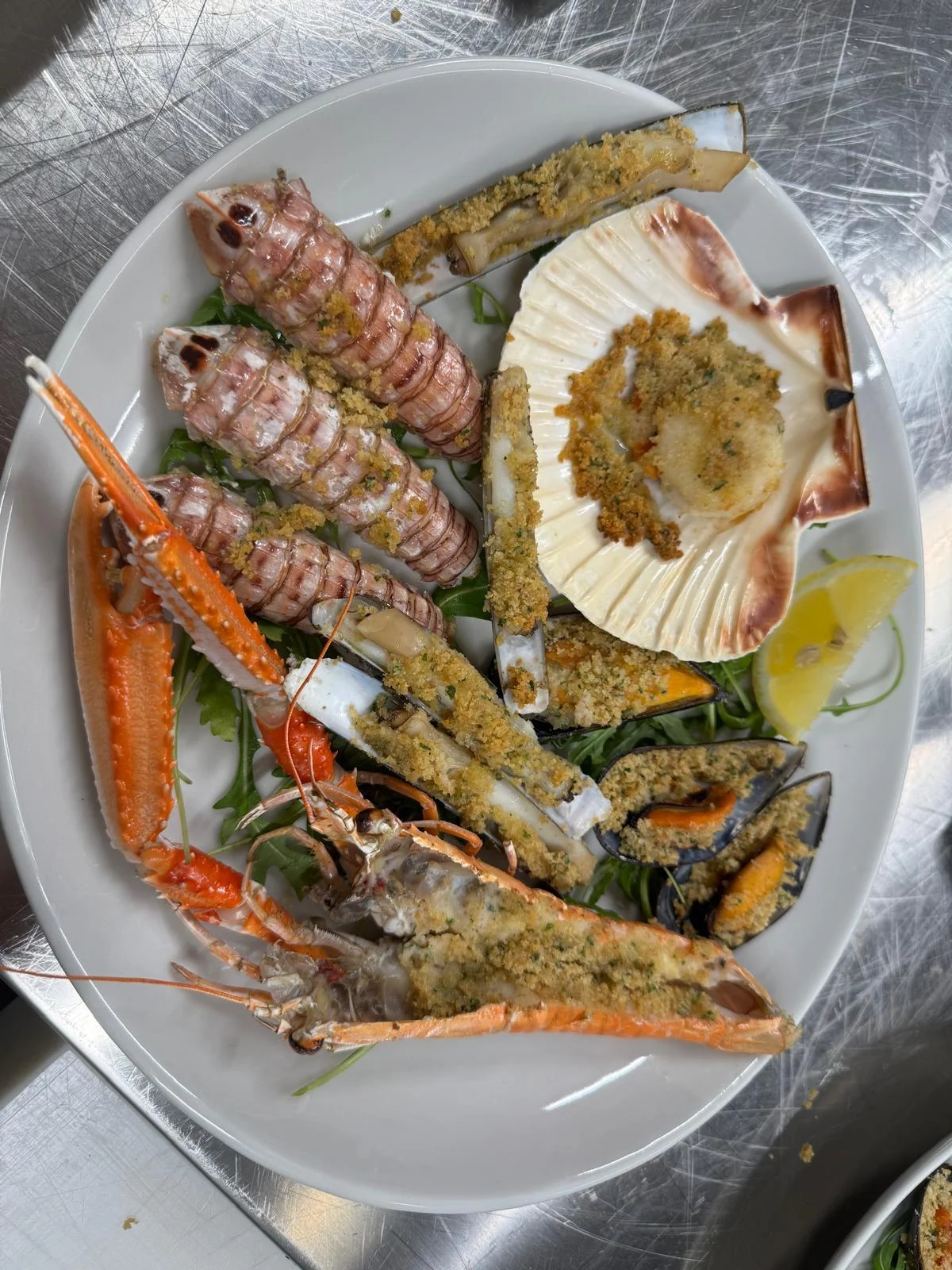 Grigliata di crostacei e capesante Grigliata di crostacei e capesante