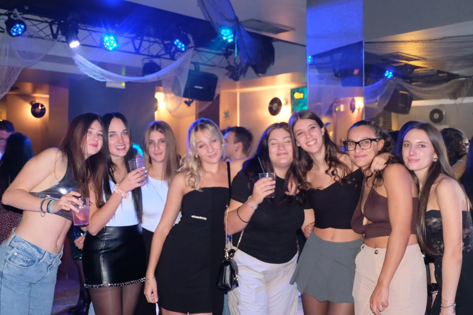 Ritrovo tra amici Gruppo di amiche in posa insieme al Sada Bar