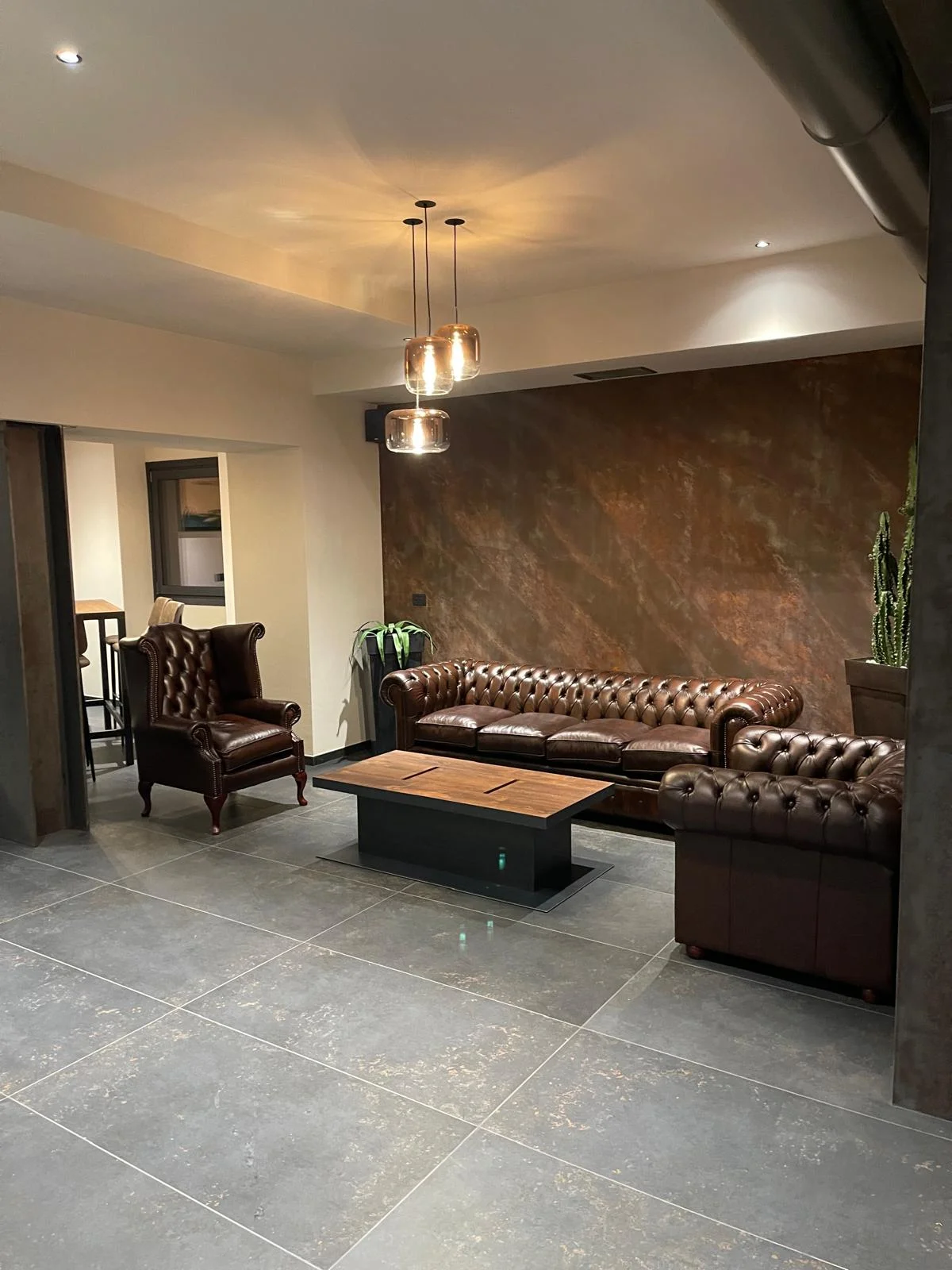 Saletta lounge del Sada Bar con divani Chesterfield Saletta lounge del Sada Bar con divani Chesterfield