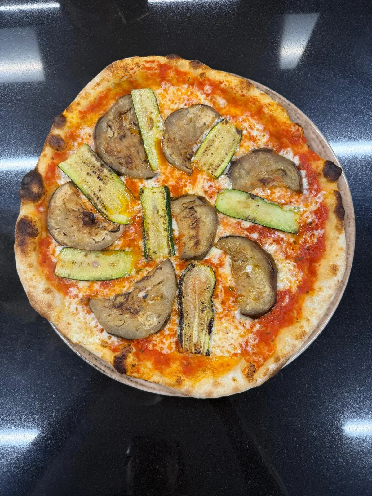 Pizza con melanzane e zucchine Pizza con melanzane e zucchine