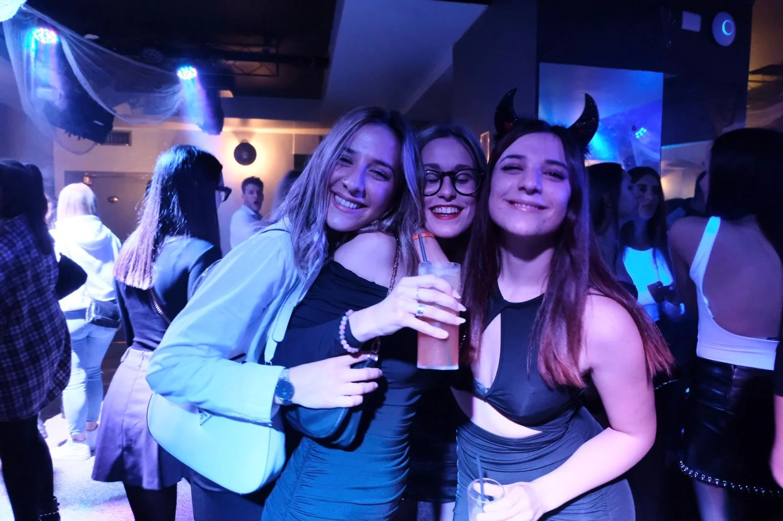 Amiche che brindano in pista al Sada Disco Pub Amiche che brindano in pista al Sada Disco Pub